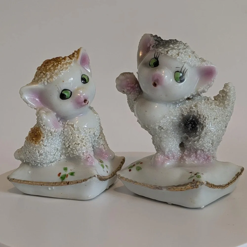 Vintage Ceramic Sugar Textured Cats On Pillows Salt & Pepper Shakers Japan
